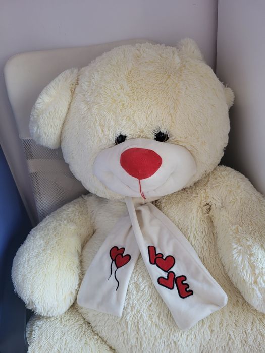Голям плюшен мечок