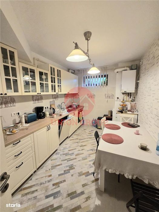 Apartament Spatios, 3 Camere, Decomandat, Demisol, Zona Primo