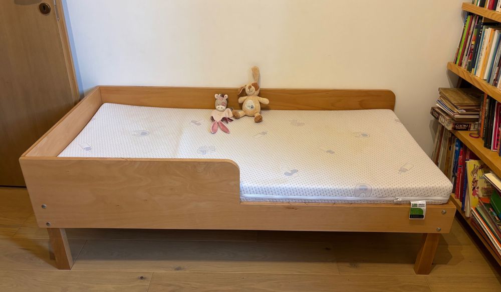 Pat demontabil copii facut cu mana, saltea impecabila, marime 150x70 cm.