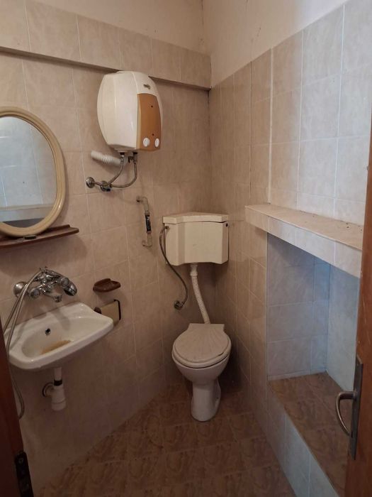 Продава етажи от къща в гр. Баня