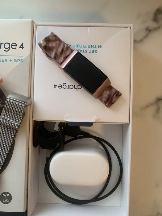 Фитнес гривна : Fitbit Charge 4