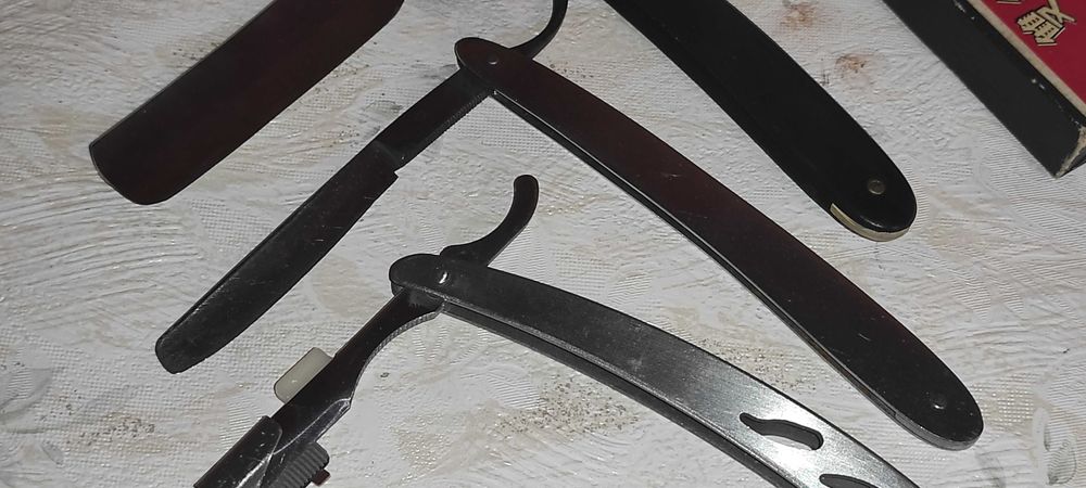 -  vand  brici briciuri pt. barbierit pt. colectie / panoplie etc  cele din poza  pret 200 ron 3 bucati