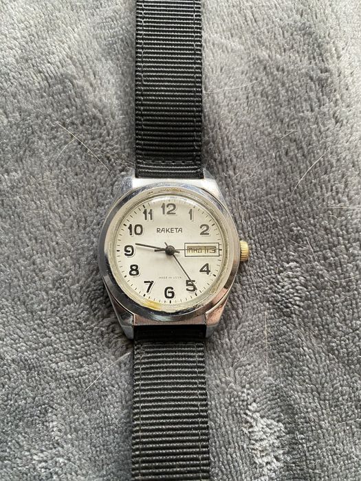 Двое часов Ракета хорошое состояние ходят отлично.