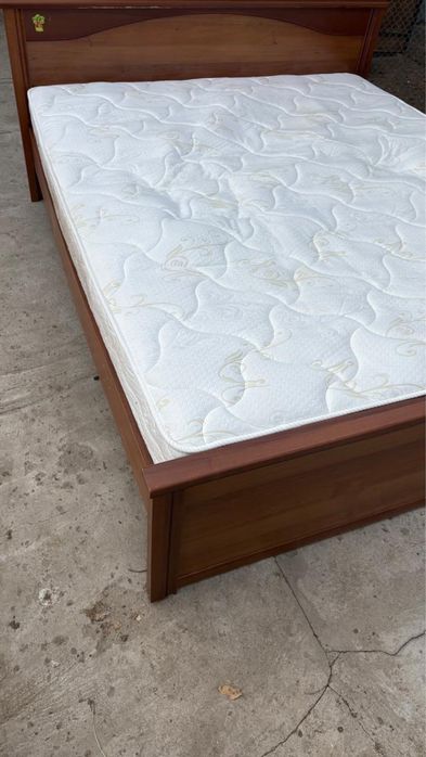 Кровать с матрасом