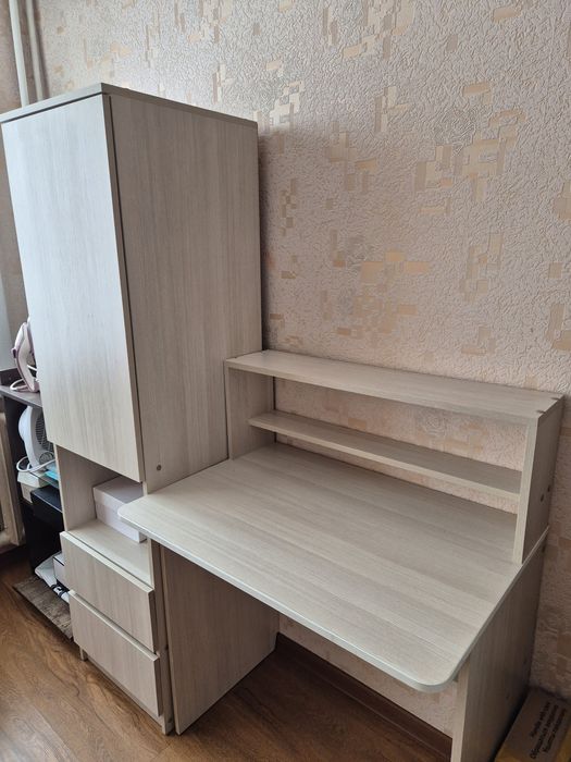 Продам школьный стол+пенал