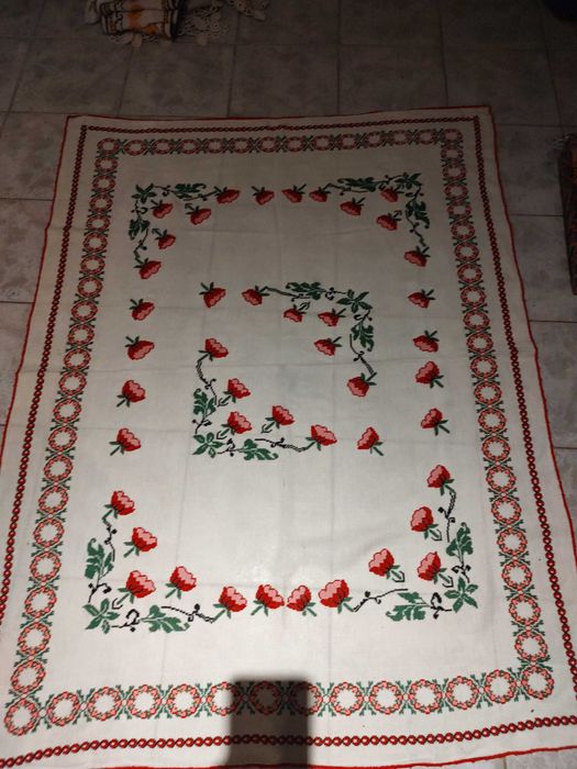 Fata de masa cusuta de mana pe etamina