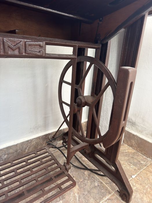Masina de cusut veche cu masa