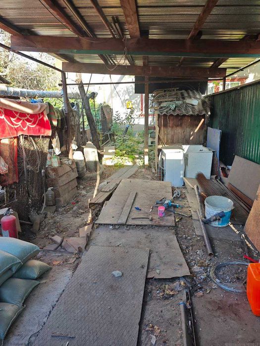 Продается за НАЛИЧНЫЕ, есть навес для машины.