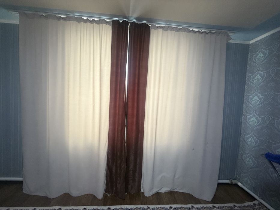 Продам шторы б/у и стекляный столик