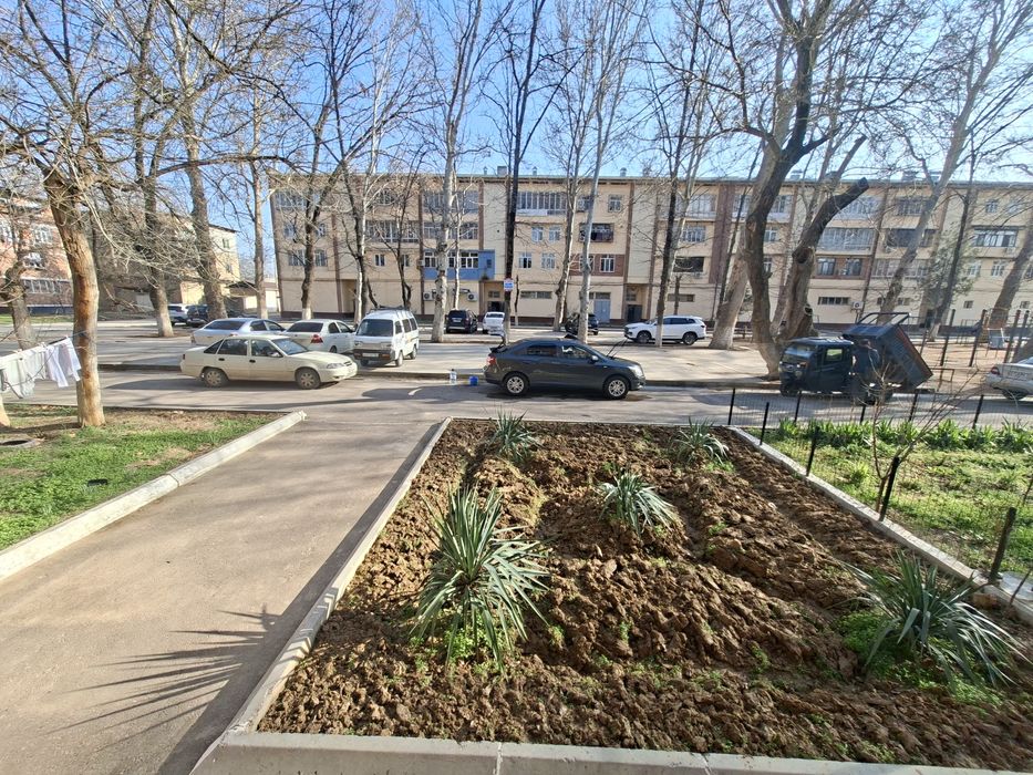 Kvartira sotiladi 2 honali 1 etaj + padval