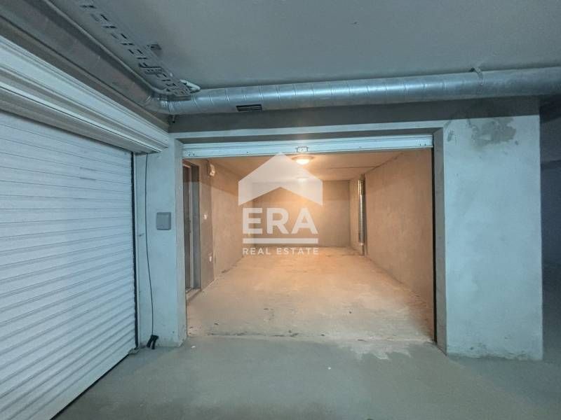 Подземен гараж за продажба, със собствен склад, в нова тухлена сграда,