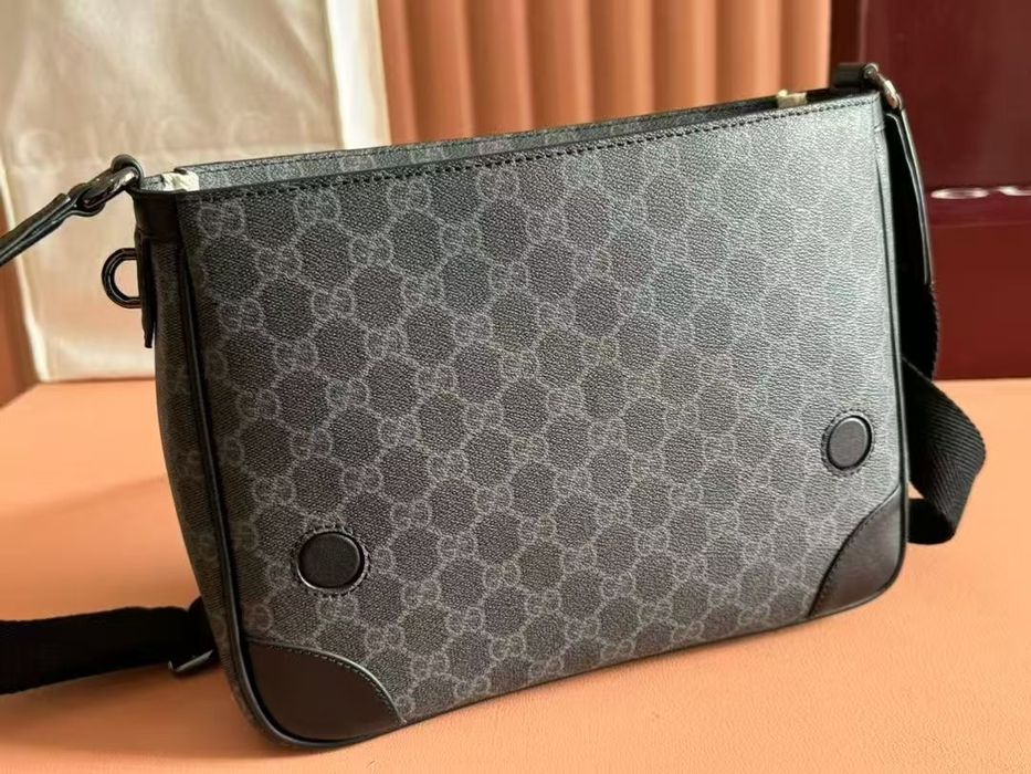 Чанта GG Emblem medium crossbody bag
