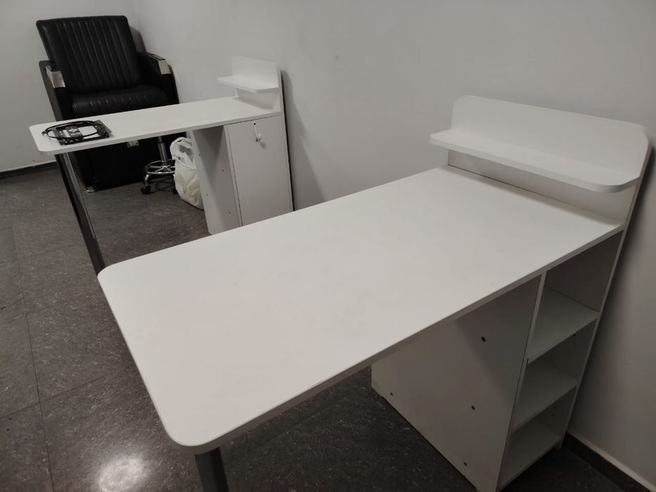 Продам маникюрные столы и стулья.