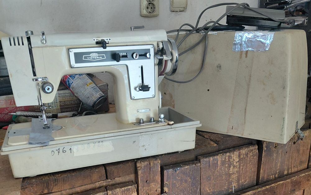Vand mașină de cusut electrica cu pedală in stare foarte bună bine întreținută
