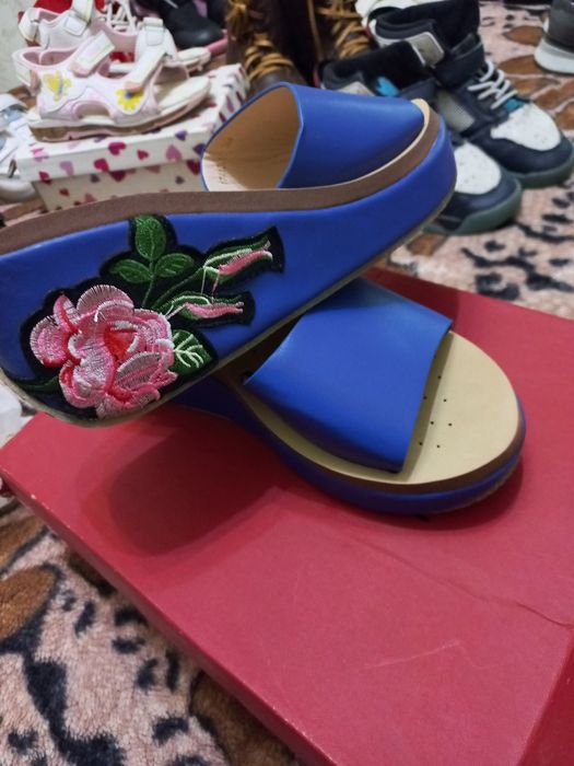 Продам женскую обувь .