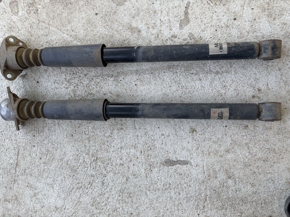 Предни амортисьори за голф 4 / бора