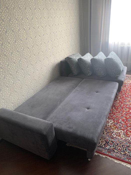 Диван с подушками