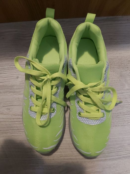 Adidasi fluorescenti nr 38