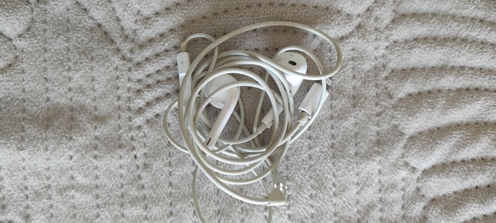 Продам наушник чехол зарядник