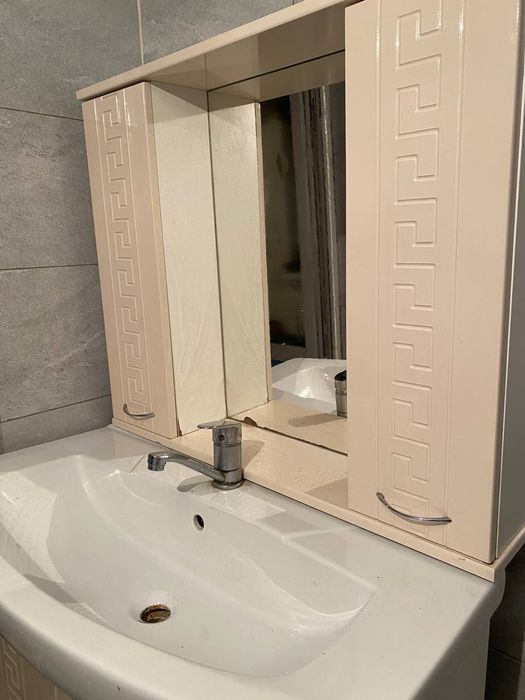 Умывальник с мебелью