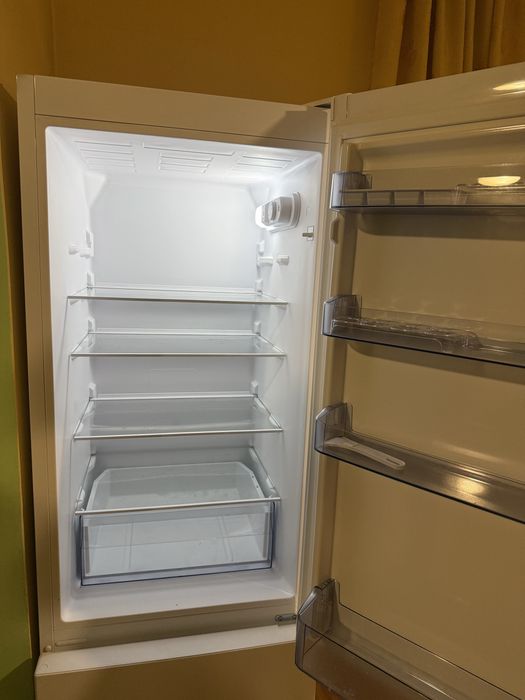 Хладилник с фризер CROWN GN 3130E