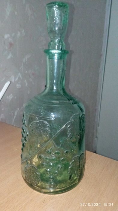 продается стеклянный графин, зеленого цвета