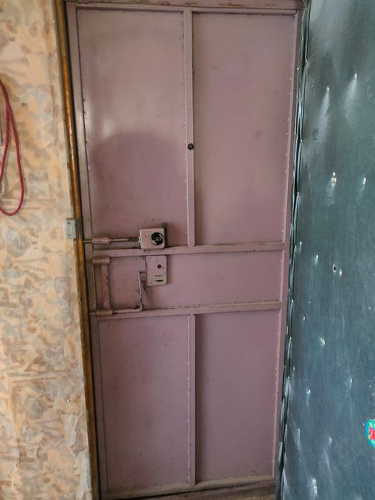 Продам железную дверь и косяк