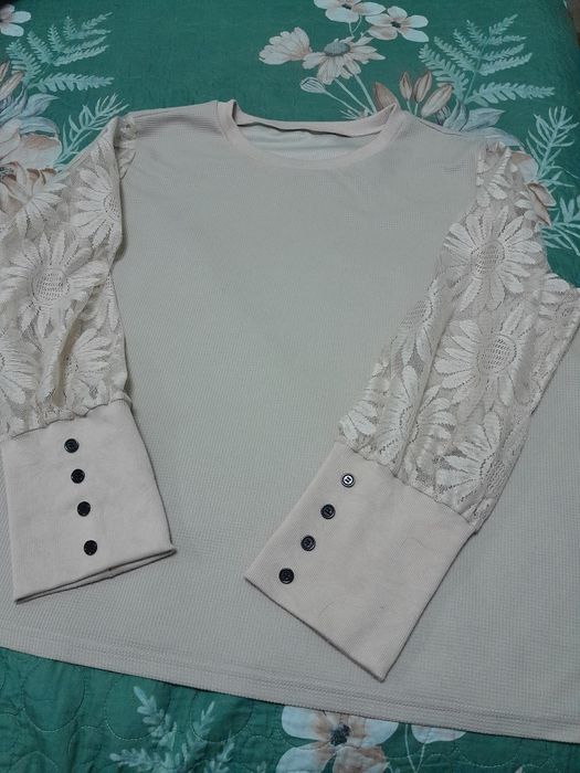 Bluza cu mâneci dantelate noua