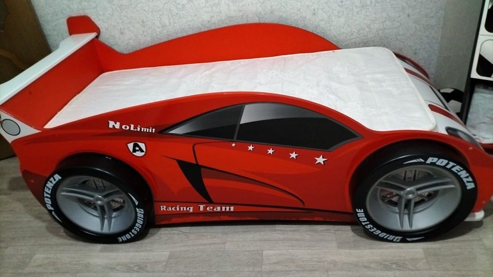 Детская кровать в виде машинки