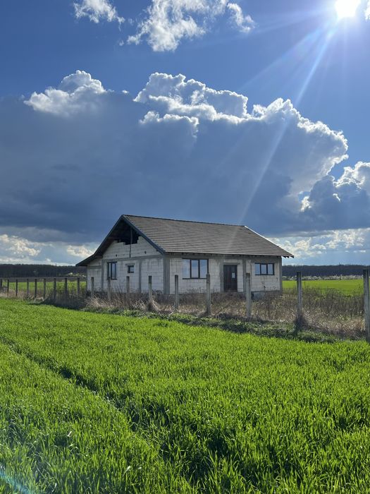 Vând casă în Miersig cu teren cu 5.000 mp (plus inca 2.000 mp disponibili la vanzare teren agricol)situată la 25 de km de Oradea