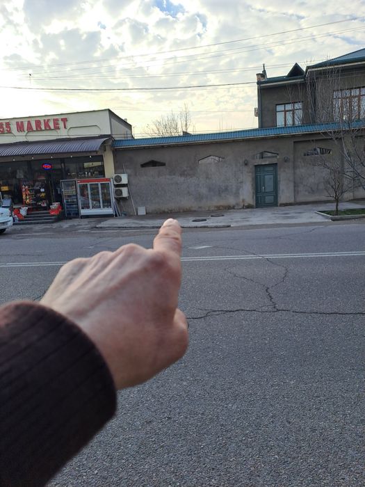 Куча юзасидан 1,6 сотих уй сотилади, тижорат ёки бизнес учун. Олмазор