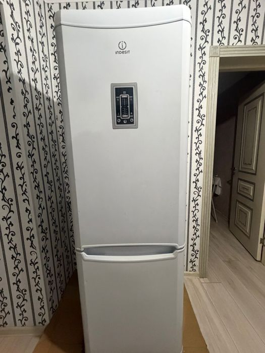 Продам холодильник Indesit. 6000тг