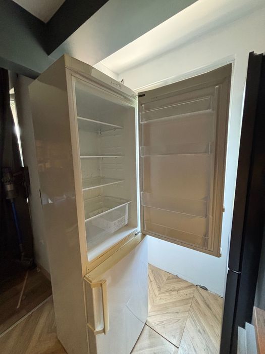 Продавам Хладилник Samsung 200cm