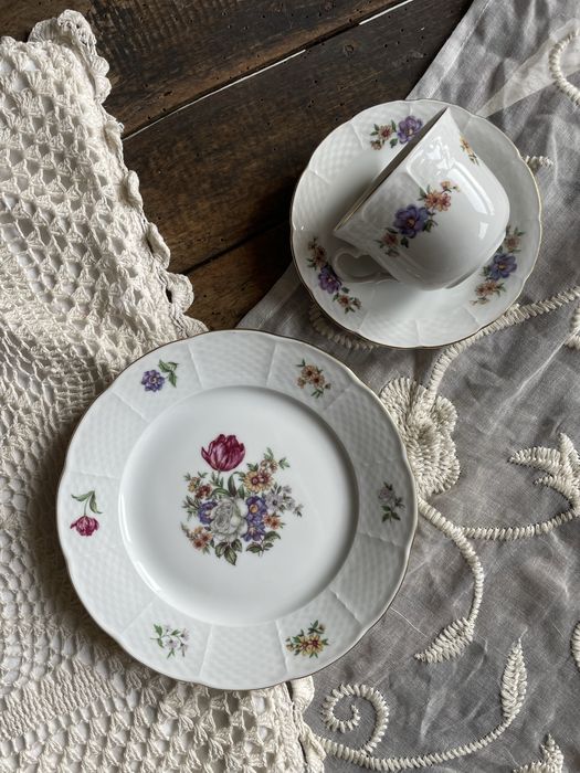 Порцеланови чаши с цветя