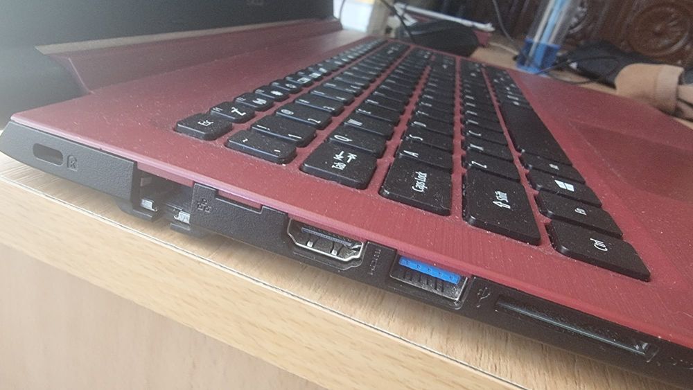 Laptop Acer Aspire 3 A315-33 – SSD 128GB, 4GB RAM, Culoare Vișiniu / Roșu