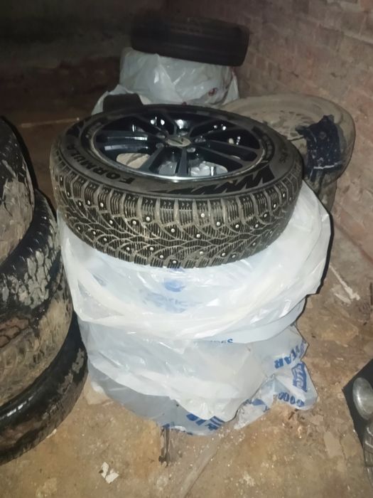 Продам комплект дисков с резиной Pirelli