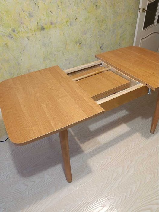 Продаётся кухонный стол.