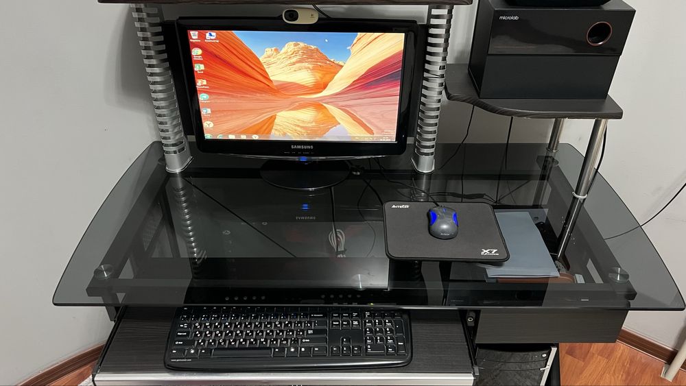 Компьютерный стол, компьютер и аксессуары, колонки Microlab