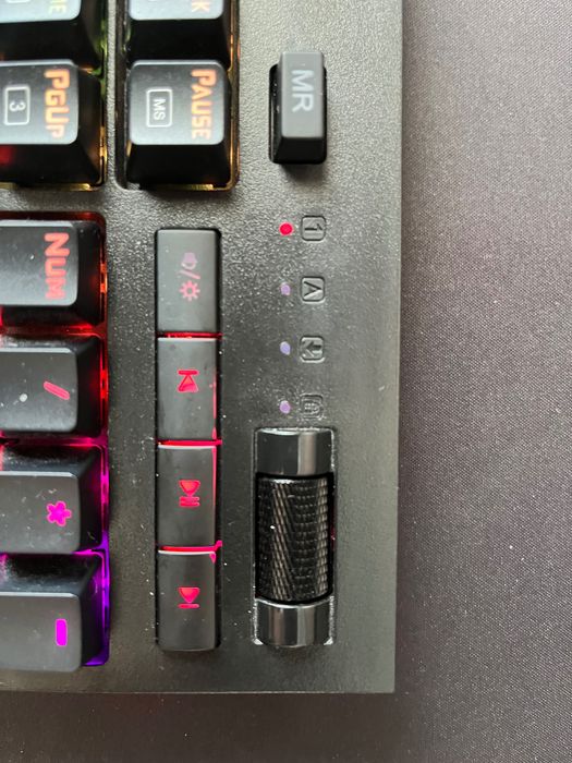 Продавам геймърска клавиатура  Redragon K586 BRAHMA RGB