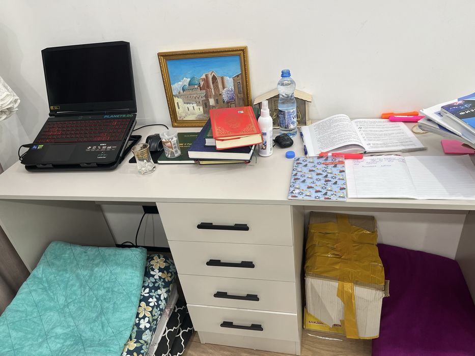 Камот для одежди и стол для учебы