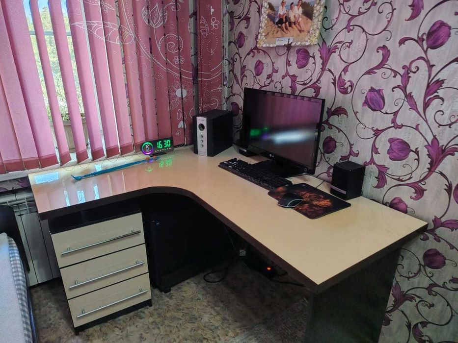 Продам стол угловой