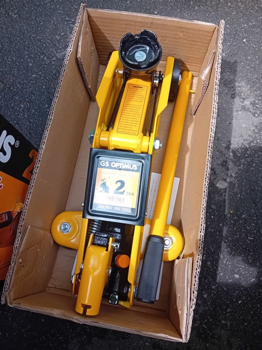 Vând cricuri -2 tone