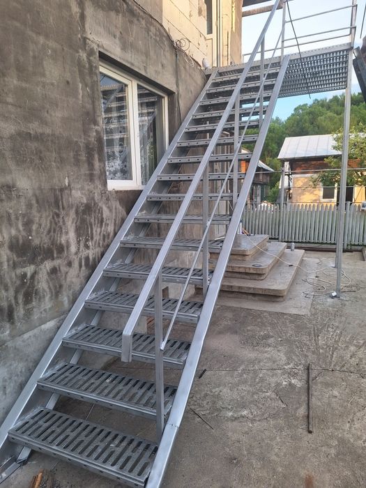 Vindem scări metalice zincate