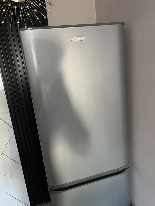 Холодилник  серый цвет