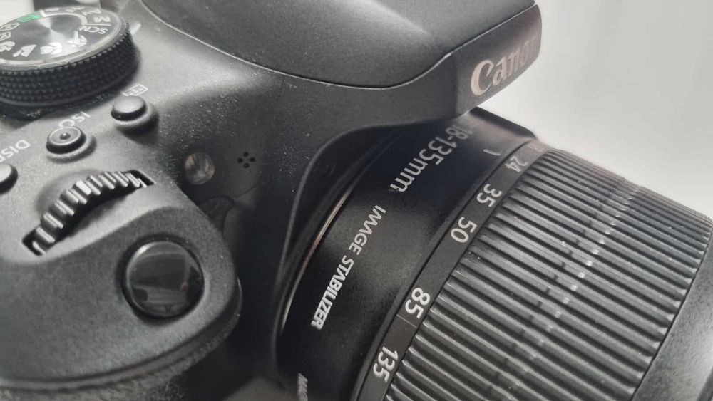 Aparat foto Canon EOS 750D plus obiectiv Canon 18-135 is