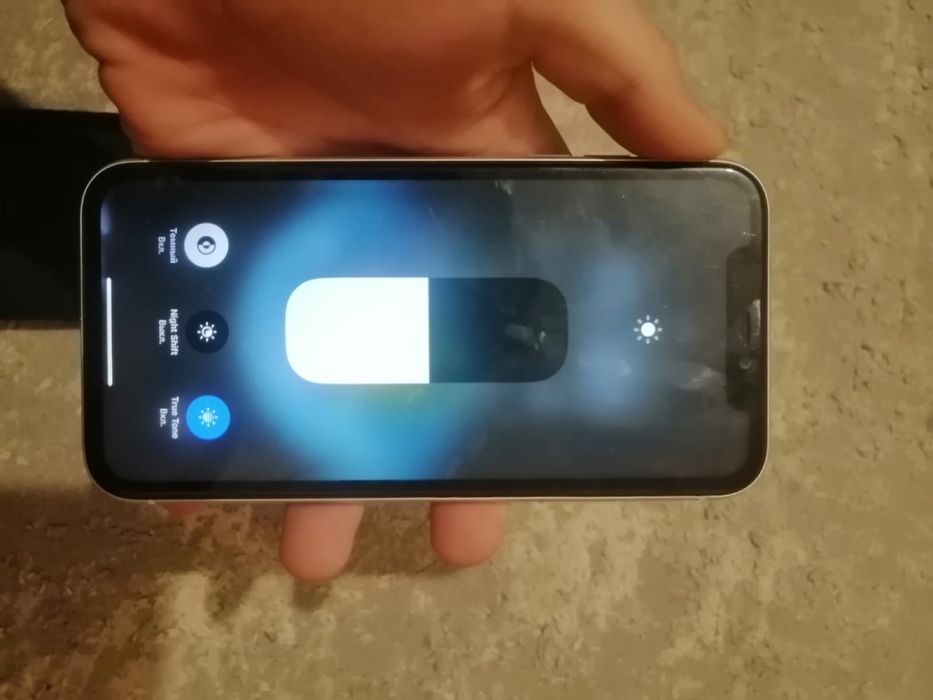 Айфон 11 в хорошем состоянии