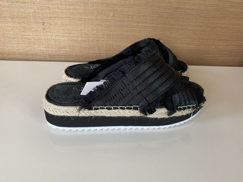 Нови чехли на платформа