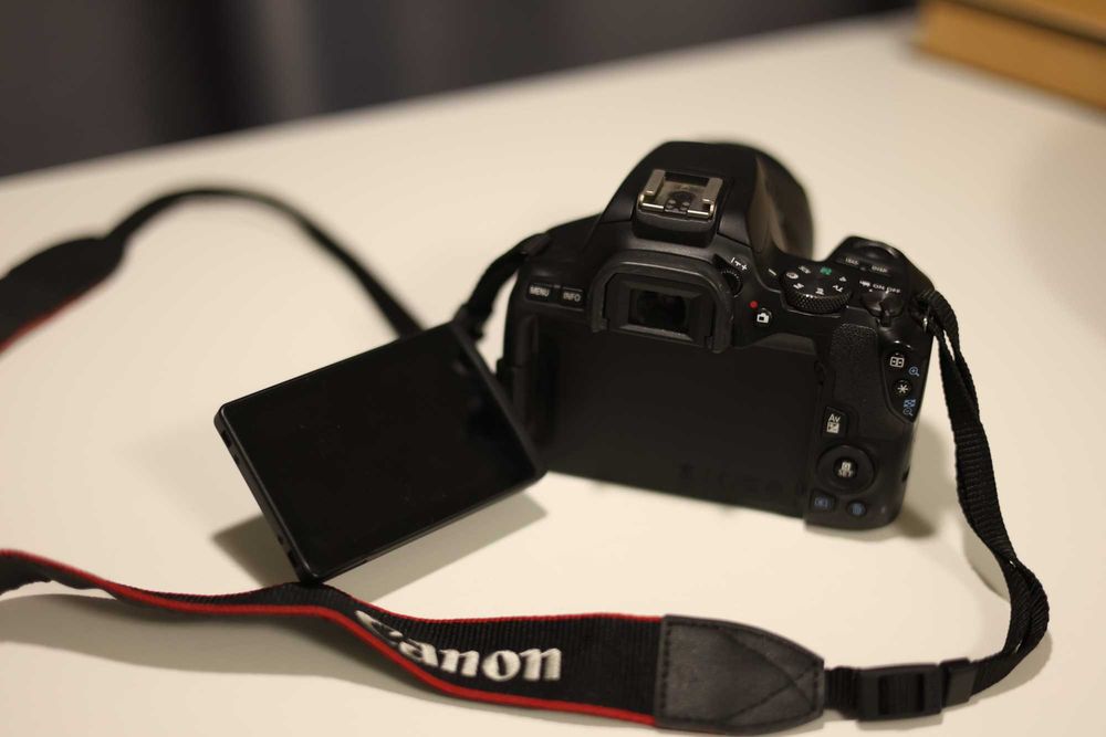 Продам Фотоаппарат Canon 250D