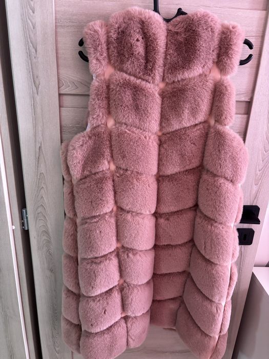 Пухкав елек пепел от рози