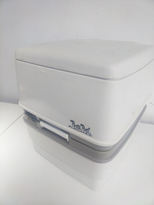 PORTA POTTY преносима химическа тоалетна за каравана, кемпер, къмпинг риболов вила
Разделя се на два контейнера.
Размер  41см.
Вместимост ре